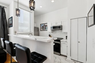 330 Julia St in New Orleans, LA - Foto de edificio - Building Photo