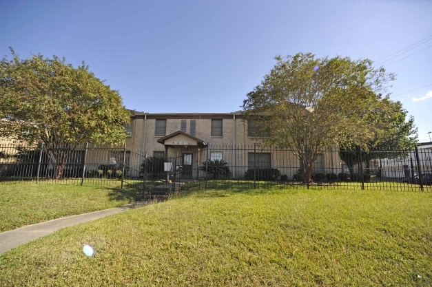 4211 Chartres St in Houston, TX - Building Photo