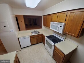 25 Pickering Ct-Unit -101 in Germantown, MD - Building Photo - Building Photo
