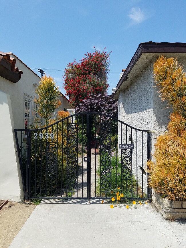 2939 S Bronson Ave, Unit 4 in Los Angeles, CA - Building Photo - Building Photo