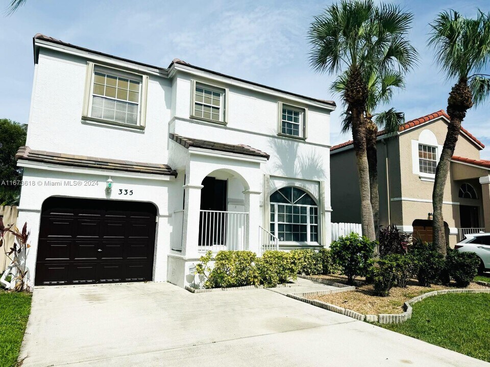 335 NW 152nd Ln in Pembroke Pines, FL - Foto de edificio