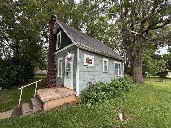 property at 1424 S Meeker Ave