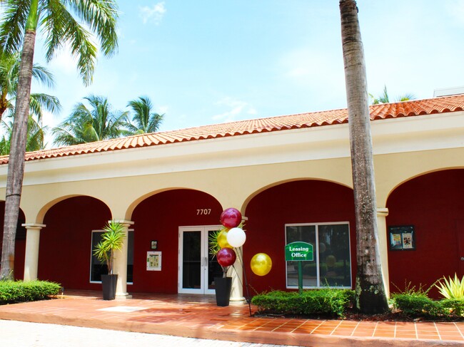 Royal Palms Apartments in Miami, FL - Foto de edificio - Building Photo