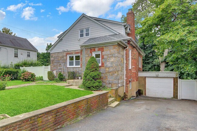21 Sunset Ave in Glen Cove, NY - Building Photo - Building Photo