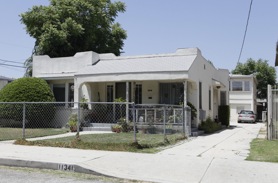 11341 Collins St in North Hollywood, CA - Foto de edificio