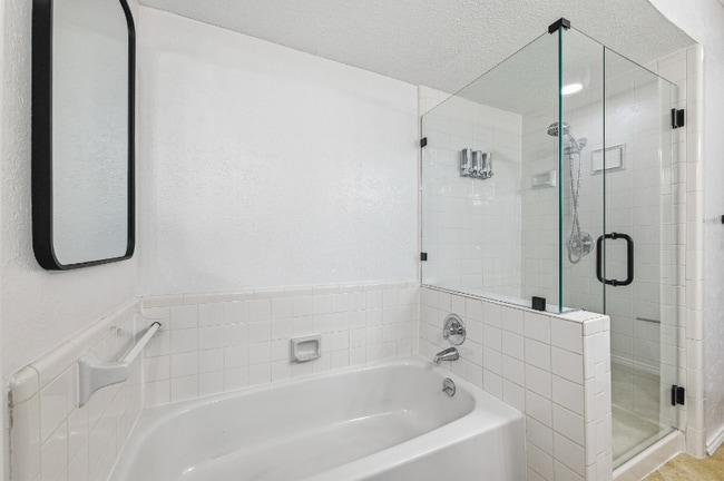 15221 Berry Trail in Dallas, TX - Foto de edificio - Building Photo