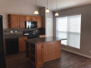 1559 Parkside Dr in Bolingbrook, IL - Building Photo - Building Photo