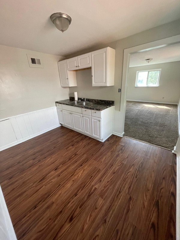 285 E 200th St, Unit 2 in Cleveland, OH - Foto de edificio - Building Photo