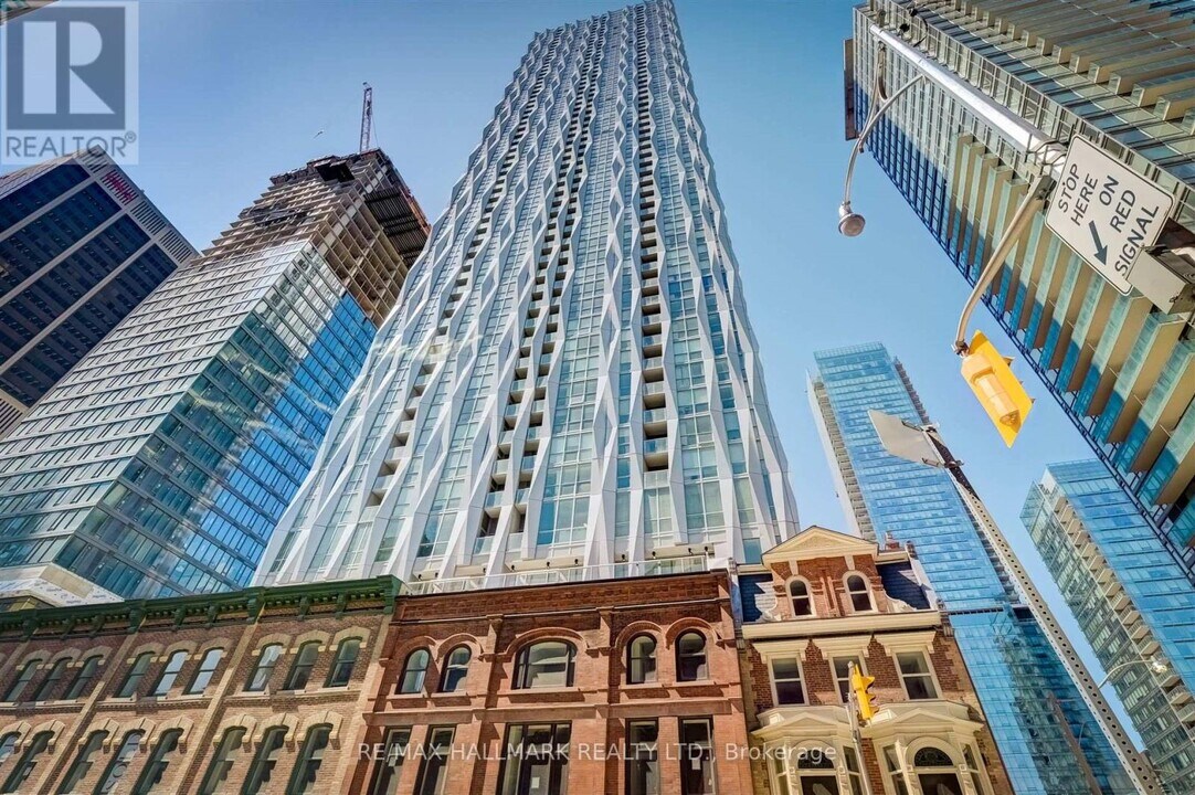 1 Yorkville Ave in Toronto, ON - Building Photo
