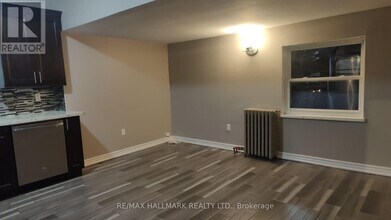 32 Bastedo Ave in Toronto, ON - Building Photo - Building Photo