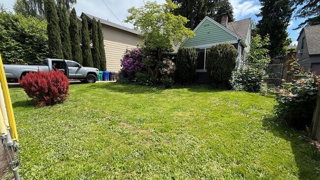5708 SE Stark St in Portland, OR - Building Photo - Building Photo