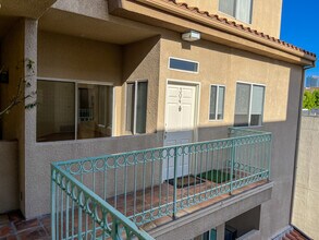 10626 Valley Spring Ln, Unit 304 in Los Angeles, CA - Foto de edificio - Building Photo