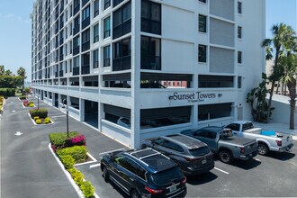 Sunset Towers in Sarasota, FL - Building Photo - Building Photo