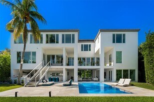 481 S Mashta Dr in Key Biscayne, FL - Building Photo