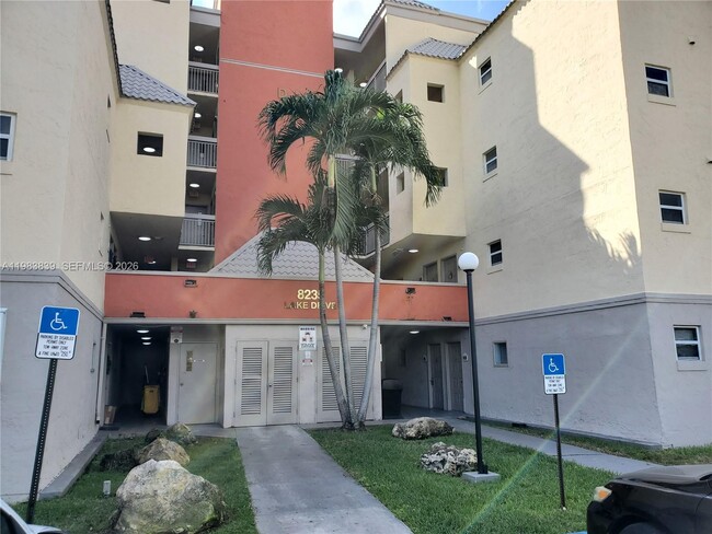 8235 Lake Dr in Doral, FL - Building Photo - Building Photo