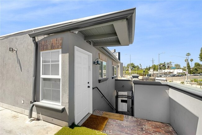 6000 Woodman Ave, Unit A1 in Los Angeles, CA - Building Photo - Building Photo