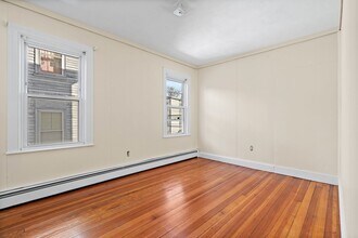 37 Calvin St, Unit 2 in Somerville, MA - Foto de edificio - Building Photo