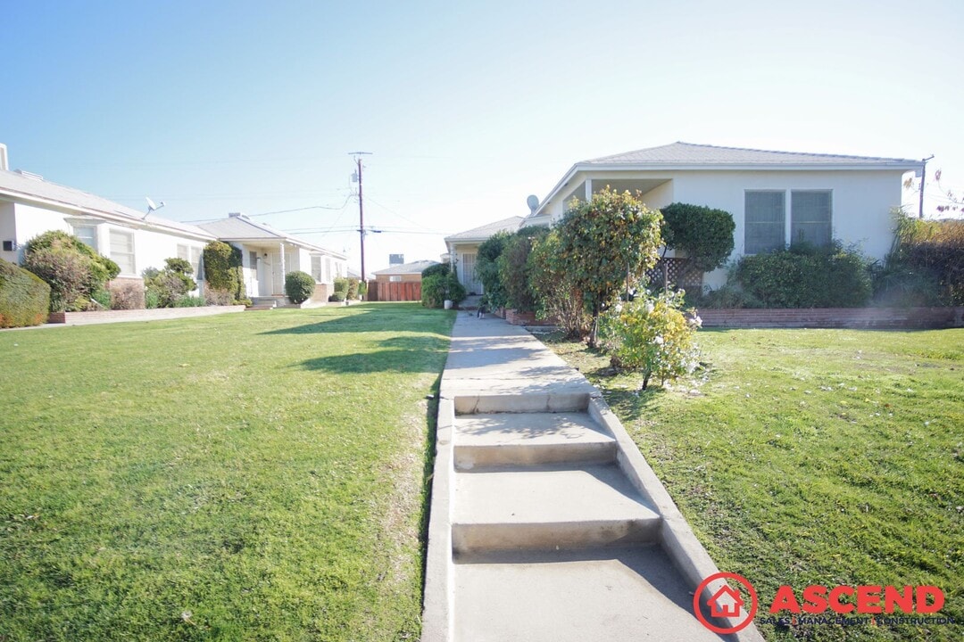 1906 Carrere St in Bakersfield, CA - Building Photo