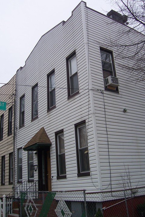 302 Onderdonk Ave in Flushing, NY - Building Photo