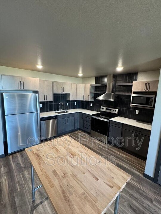 220 E Greenfield Ln in Bismarck, ND - Building Photo