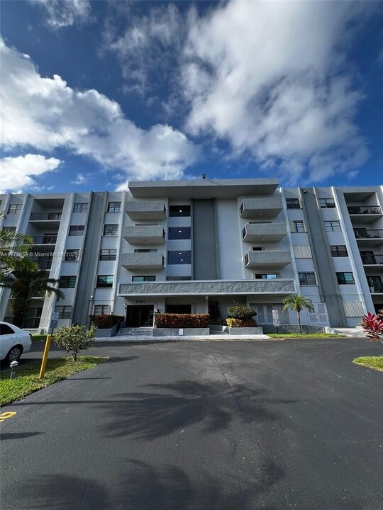 1301 NE 7th St in Hallandale Beach, FL - Building Photo