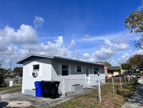 631 NW 22nd Rd in Fort Lauderdale, FL - Building Photo - Building Photo