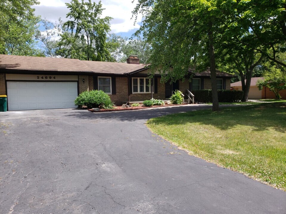 24694 Creekside Dr in Farmington Hills, MI - Building Photo