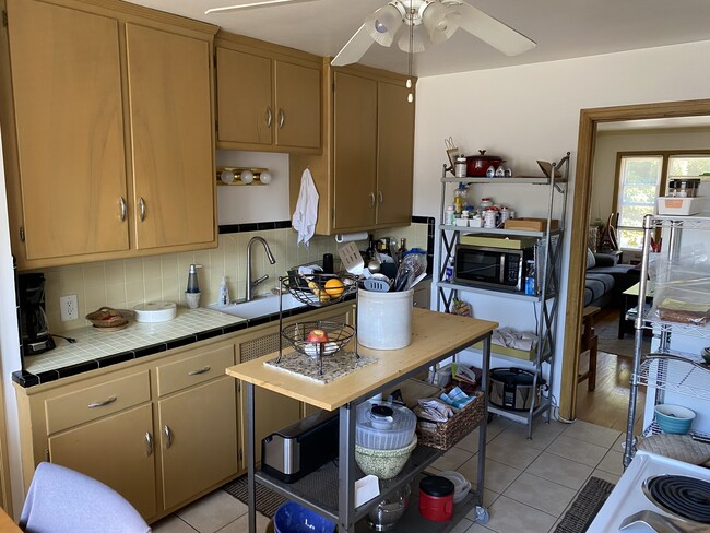 9023 W Center St, Unit Apt#2 in Milwaukee, WI - Foto de edificio - Building Photo