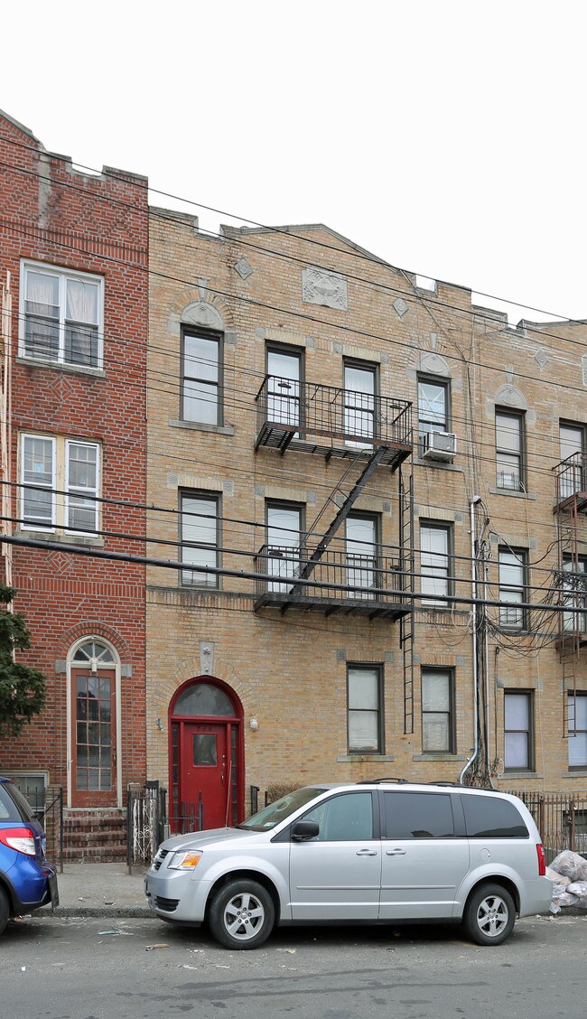 716 Penfield St in Bronx, NY - Foto de edificio - Building Photo