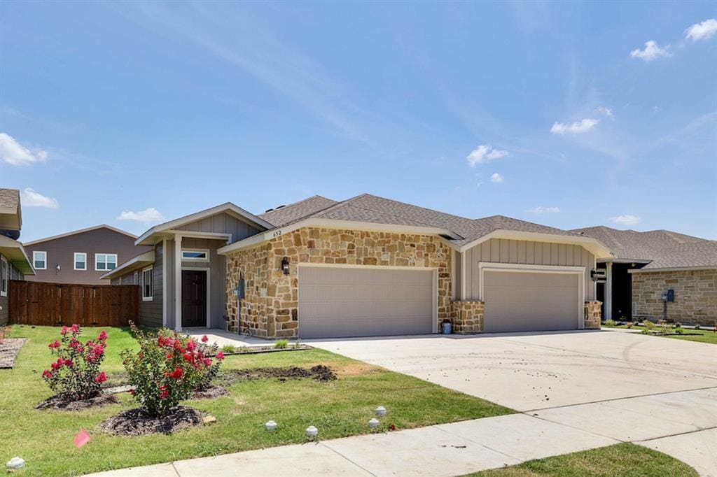 700 Blackland Dr in Venus, TX - Foto de edificio