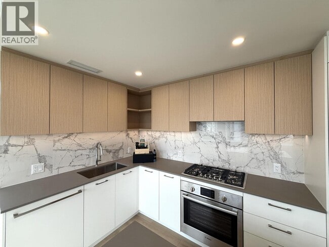 6468 Willingdon Ave in Burnaby, BC - Building Photo - Building Photo
