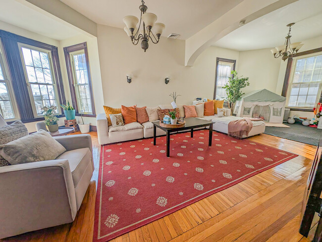 15 Rosseter St, Unit 1 in Boston, MA - Foto de edificio - Building Photo