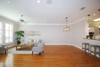 2410 Dorrington St, Unit B in Houston, TX - Foto de edificio - Building Photo