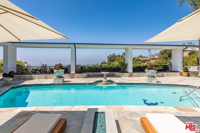 560 Chalette Dr in Beverly Hills, CA - Building Photo - Building Photo