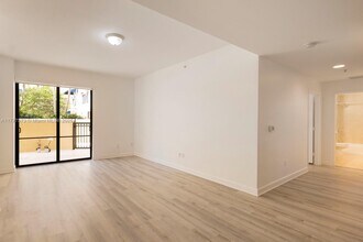 8395 SW 73rd Ave in Miami, FL - Building Photo - Building Photo