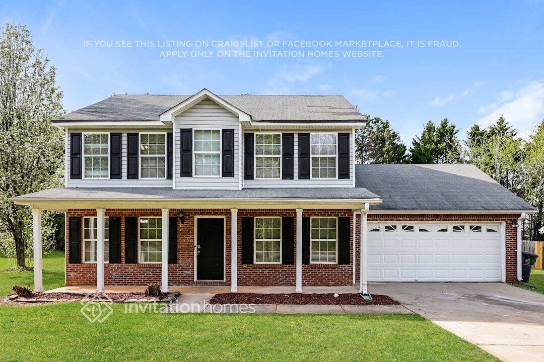 121 Whistle Way in Locust Grove, GA - Building Photo