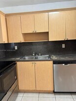 940 NE 170th St in North Miami Beach, FL - Building Photo