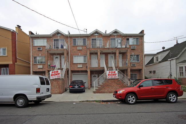 5828 79th Ave in Flushing, NY - Foto de edificio - Building Photo