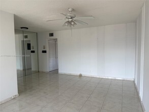 201 NE 14th Ave in Hallandale Beach, FL - Foto de edificio - Building Photo