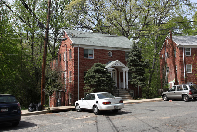 Roanoke Avenue Apartments in Silver Spring, MD - Foto de edificio - Building Photo