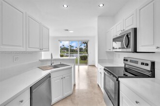 773 NW 170th Ter in Pembroke Pines, FL - Building Photo - Building Photo