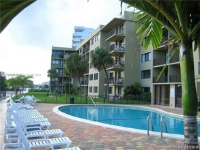 301 Golden Isles Dr in Hallandale Beach, FL - Building Photo - Building Photo