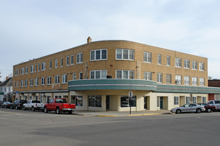 230 W Lyon St in Marshall, MN - Building Photo