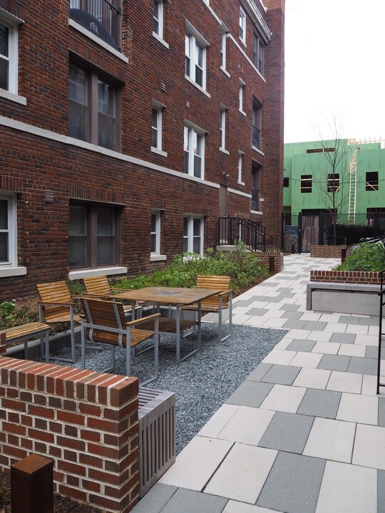 129 W St NW in Washington, DC - Building Photo