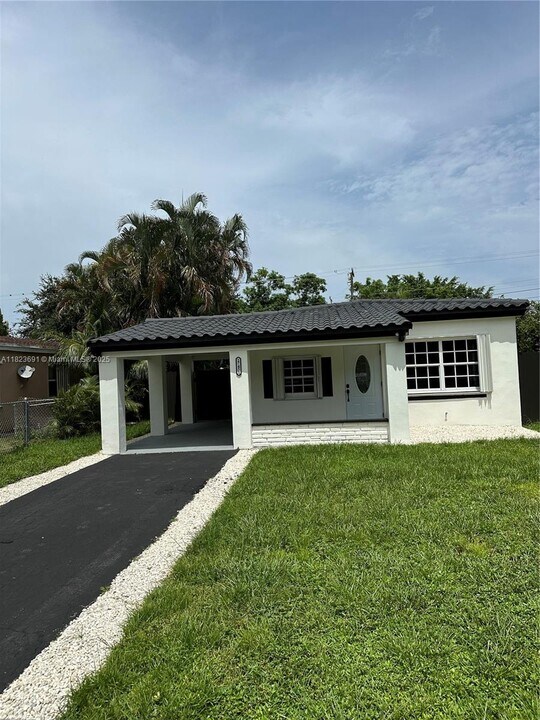 17451 NE 19th Ave in North Miami Beach, FL - Building Photo