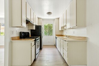 8800 Cedros Ave in Los Angeles, CA - Building Photo - Building Photo