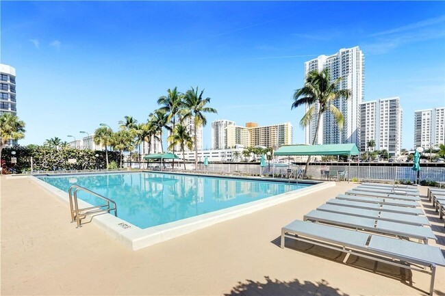 800 Parkview Dr, Unit 930 in Hallandale Beach, FL - Building Photo - Building Photo