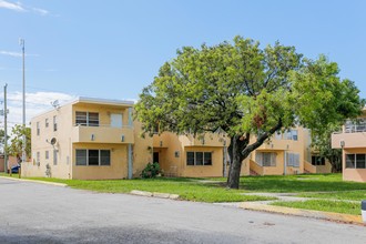 2099 NW 23rd St in Miami, FL - Building Photo - Building Photo