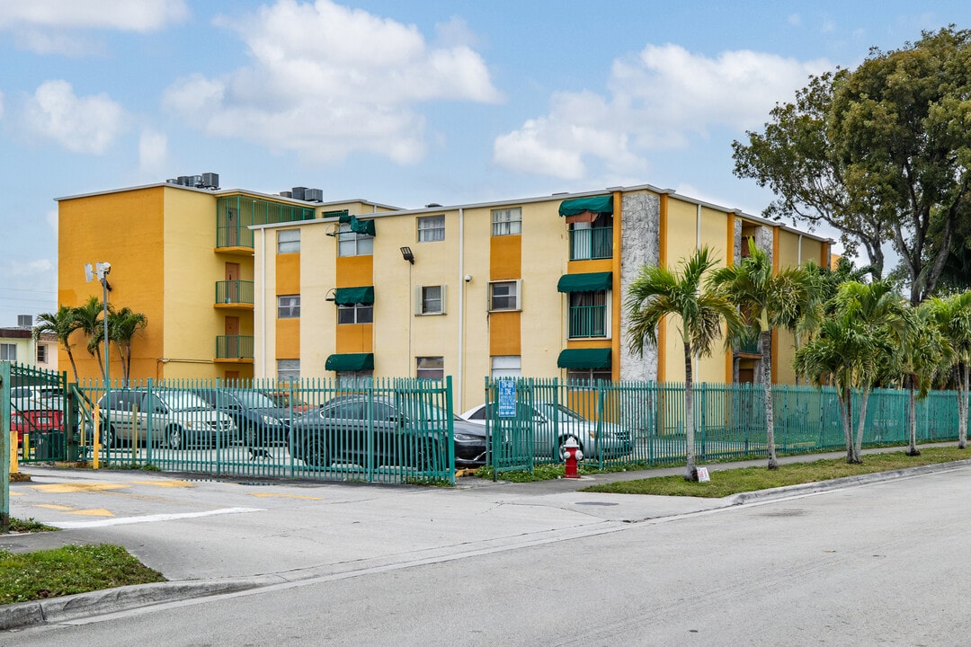 Las Estrellas Condominium in Hialeah, FL - Foto de edificio