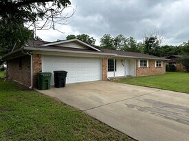 179 Weldon Dr, Unit E03 in Woodway, TX - Building Photo